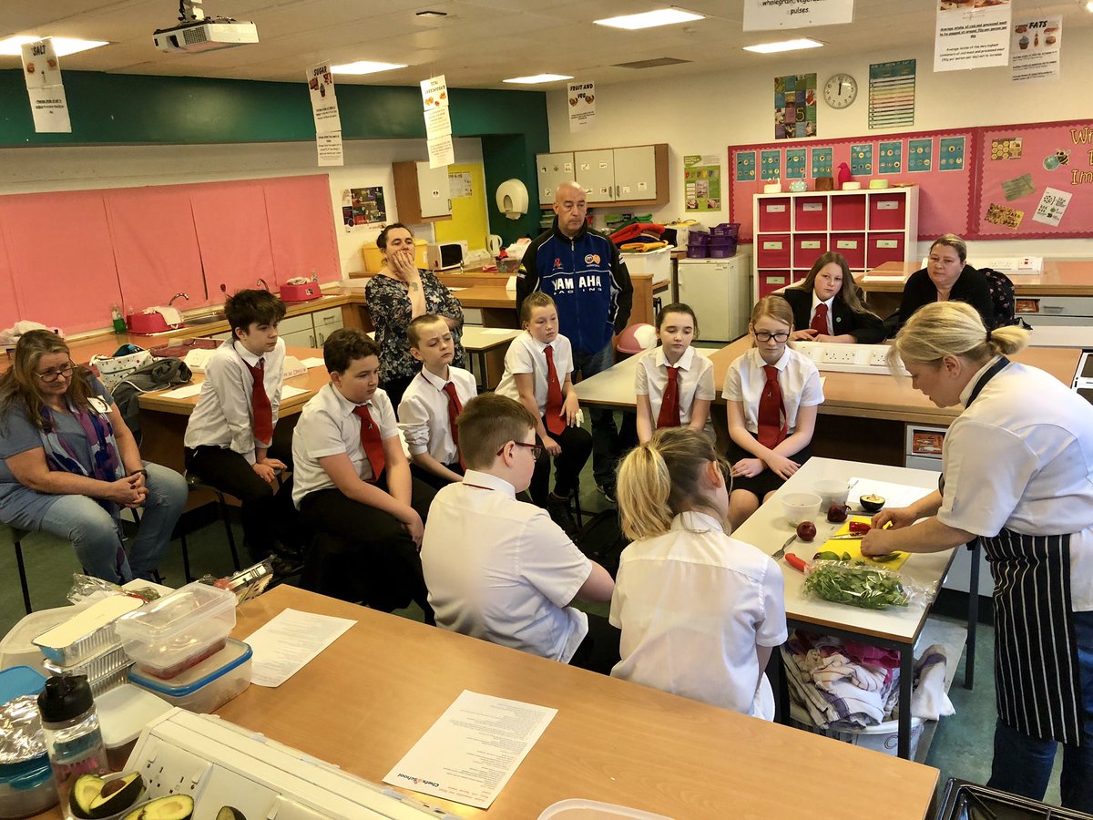 MissKelly_PE's tweet photo. Today in Flourish S1 pupils were creating Chicken Guacamole and Rocket Wraps with Mexican Salad following a step-by-step recipe and learning from the amazing Marie-Claireβs @ChefsatSchool demonstrations ππΌπ₯π― #Literacy #FamilyLearning #Choppingskills #PEFScot18 @BraesHigh https://t.co/V0b9sYoGYG