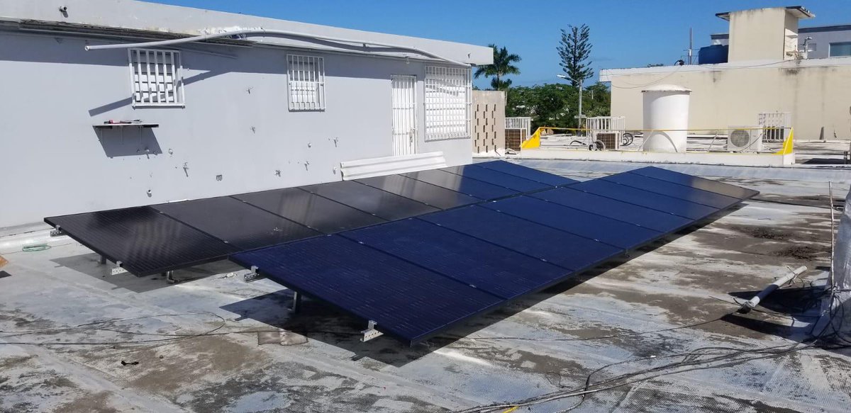 FComunitaria's tweet photo. ¡Seguimos instalando sistemas de placas y baterías solares 🌞en clínicas de salud 🤕 comunitarias! ¡Ya vamos por más de 24! 
En la foto, #HealthproMed en #Carolina. 
¡Queremos hacer más! DONA 👉 https://t.co/uruUIzUSGt para nuestra campaña de #GivingTuesdayPR #LegadodeLuz https://t.co/aFY4wc0hC4