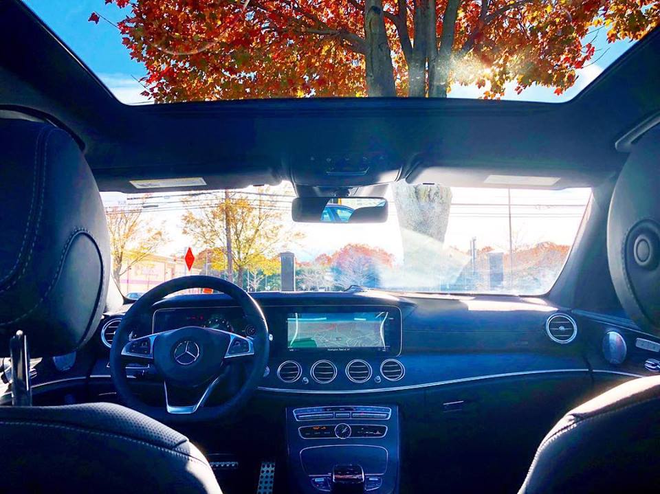 MercedesBenzNY's tweet image. The view of the scenery in the AMG E 43 is great whether you are in the front seat or back seat, thanks to the available Panorama Sunroof! 👍 #FallViews