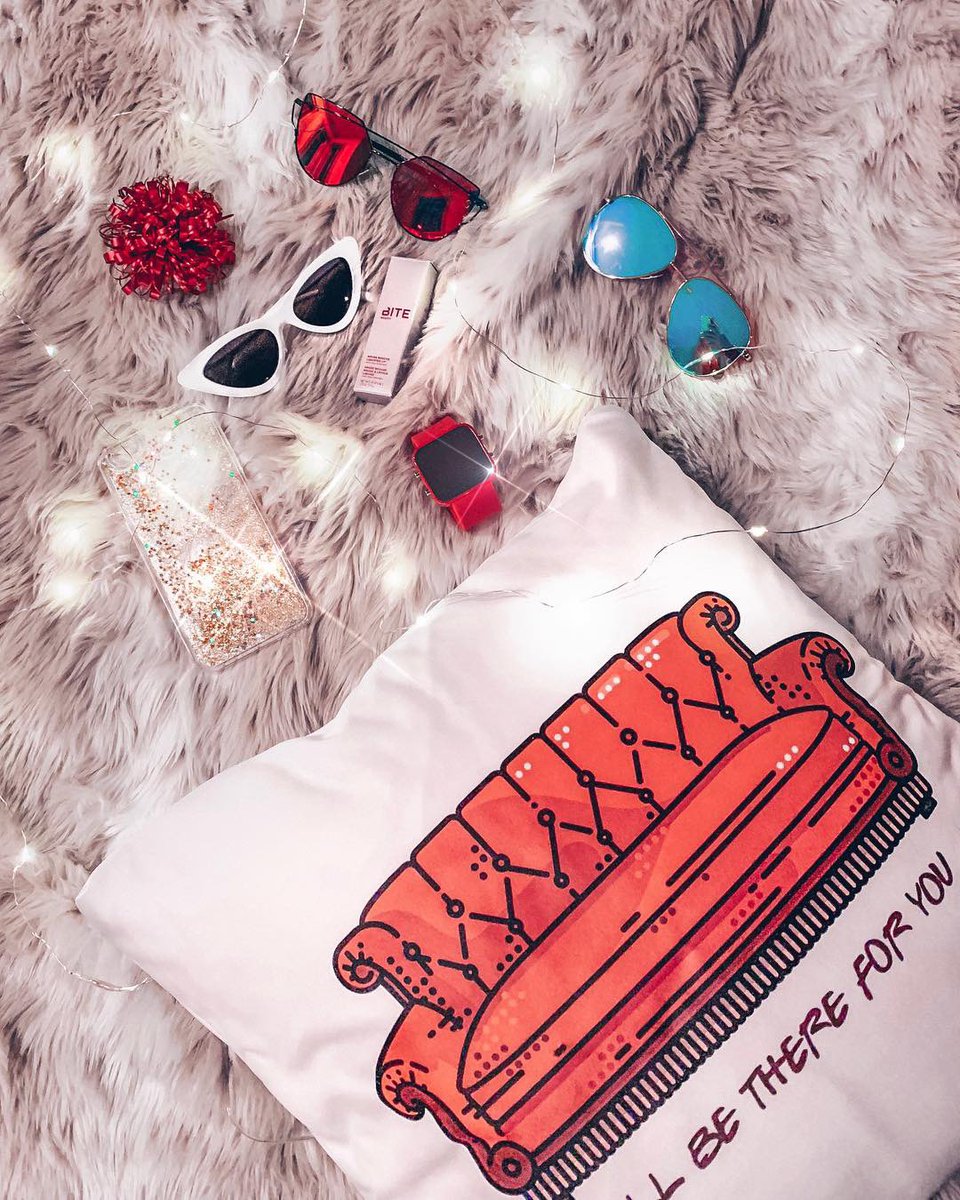 feelslikefri's tweet photo. GIVEAWAY! Find this photo on our instagram and follow the rules in the caption to enter to win these goodies ✨ https://t.co/UmZL05Wu8h Hurry! Giveaway ends tomorrow #holidaygiveaway https://t.co/8RyoZxVxks