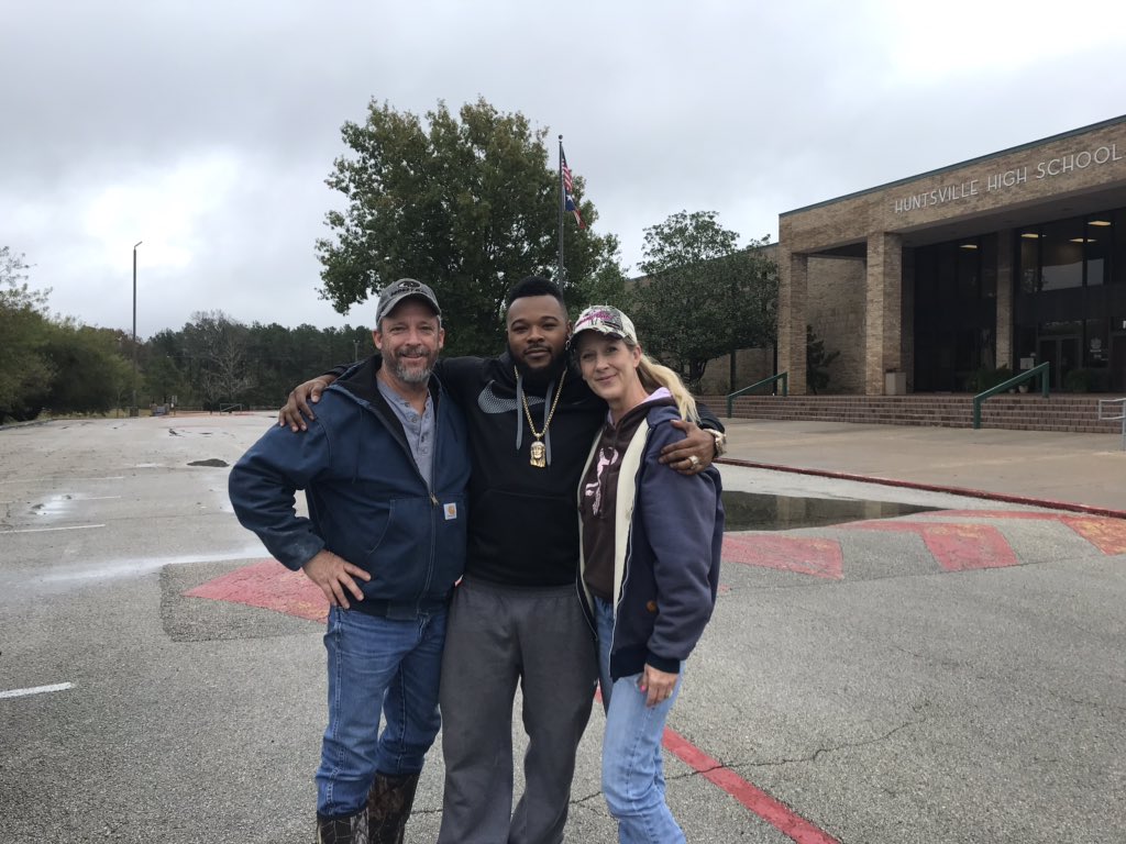 RemusBulmer's tweet image. Challenging everyone to donate and help others. Don’t have to be much a simple meal or $5 could help. I donated groceries to a family of 8 and a family of 5 #nosoulleftunfed #Givebackchallenge #Loveall ❤️✊🏾✊🏻❤️