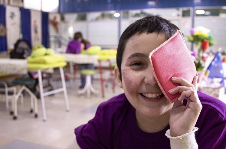 WorldofChildren's tweet image. Today, we’re thankful for Honorees like Dr. Jorge Rojas-Zegers. He is saving the lives of children in Chile who have suffered traumatic burn injuries, giving them a second chance at life (and a reason to smile!) #7daysofthanks 
.
📷 credit: @coaniquem