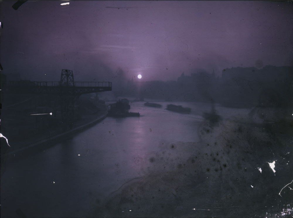 DecidesTo's tweet image. волны моря несут шторм из дали перестаешь читать, продумав,что все лучшие книги издали
скалы гнуться под напором ветра - ты на мели
день, за днём проживаешь - в океане не видно мели.
/\