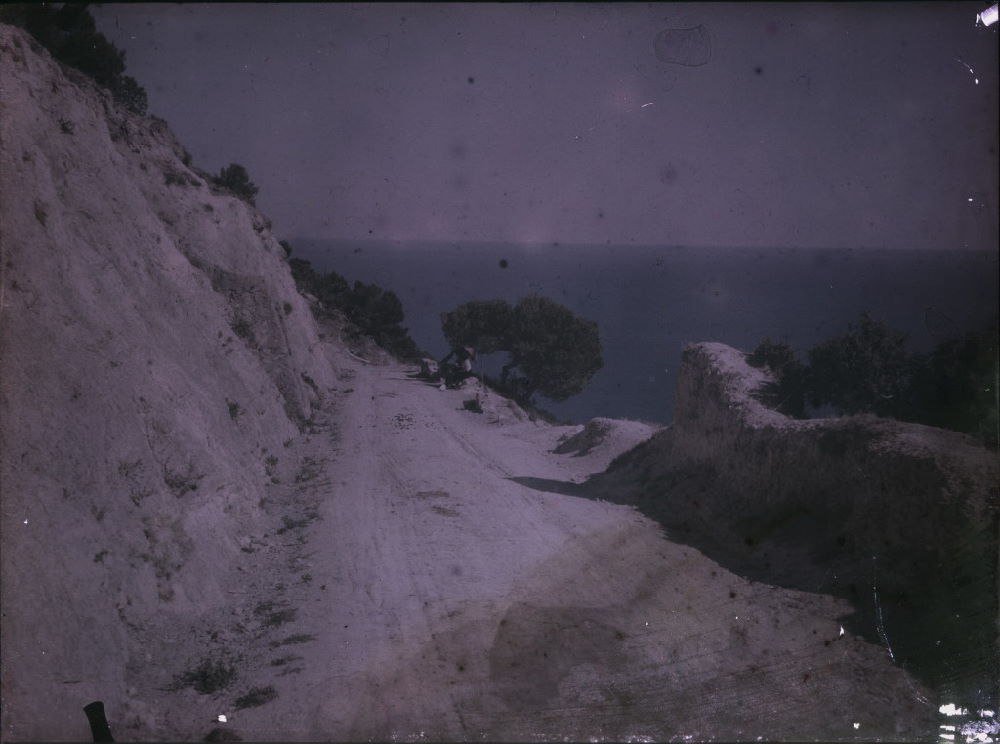 DecidesTo's tweet image. волны моря несут шторм из дали перестаешь читать, продумав,что все лучшие книги издали
скалы гнуться под напором ветра - ты на мели
день, за днём проживаешь - в океане не видно мели.
/\