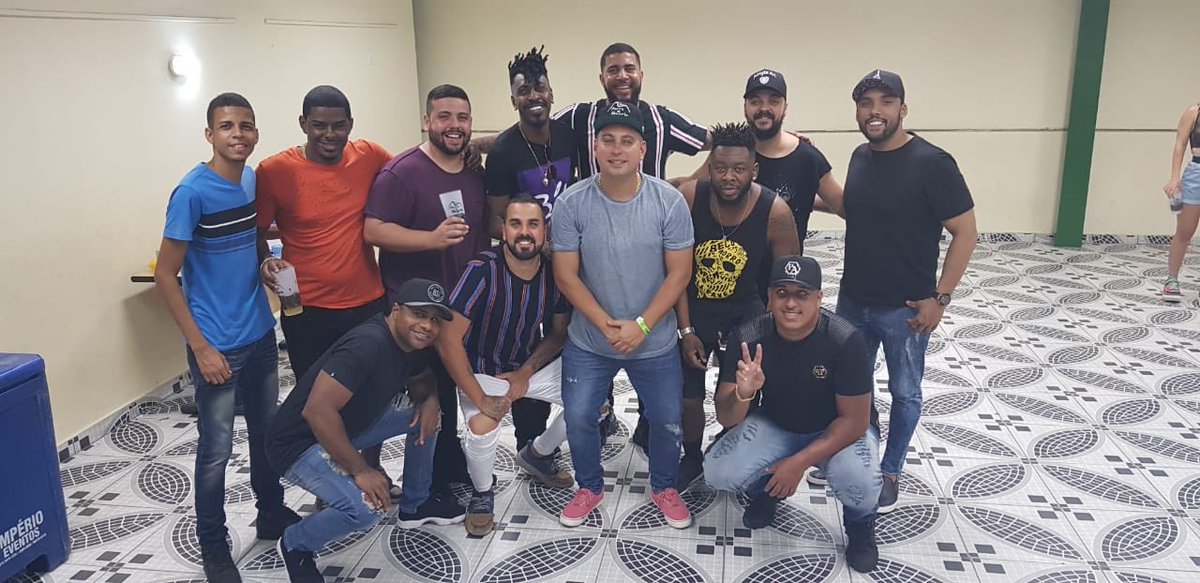 Morrodealegria1's tweet photo. Essa é a família morro de alegria, junto com a produção do nosso cantor pixote só alegria +1 Graças a Deus tudo certo vocês são picaaa Galera!! ♥️🙏🏾👏🏽
#LEONAM #MARQUINHOS #JHONJHON #HIAGO #DODÔ #PEDRO #MARLINHO https://t.co/8yqFTVAATf