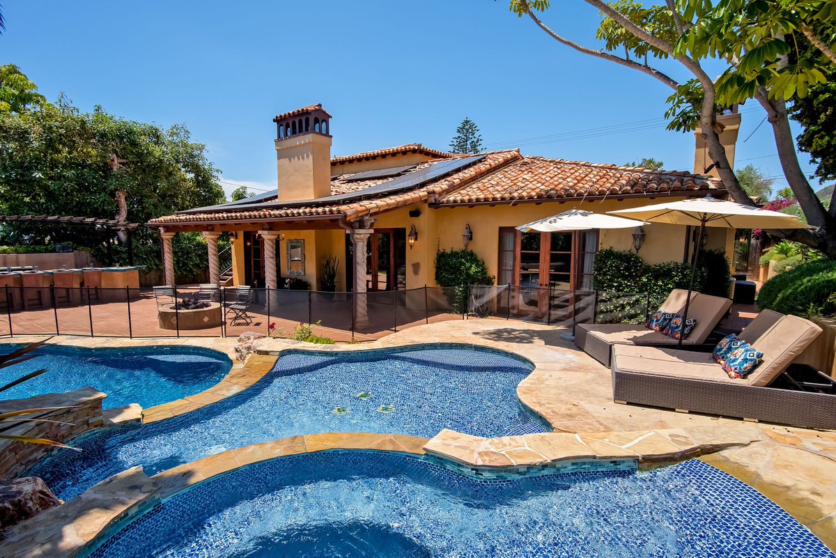 BeachsideVR's tweet image. Last minute special! Nov-Dec just $350/night at this #CarlsbadCA vacation rental! 

Pool, water slide, hot tub &amp;amp; more! 1 mile to beach and boardwalk, half mile to lagoon! 4 bedroom, 3.5 bath. Call to book at this special rate: 800-408-1822 ext 1! bit.ly/twchinq