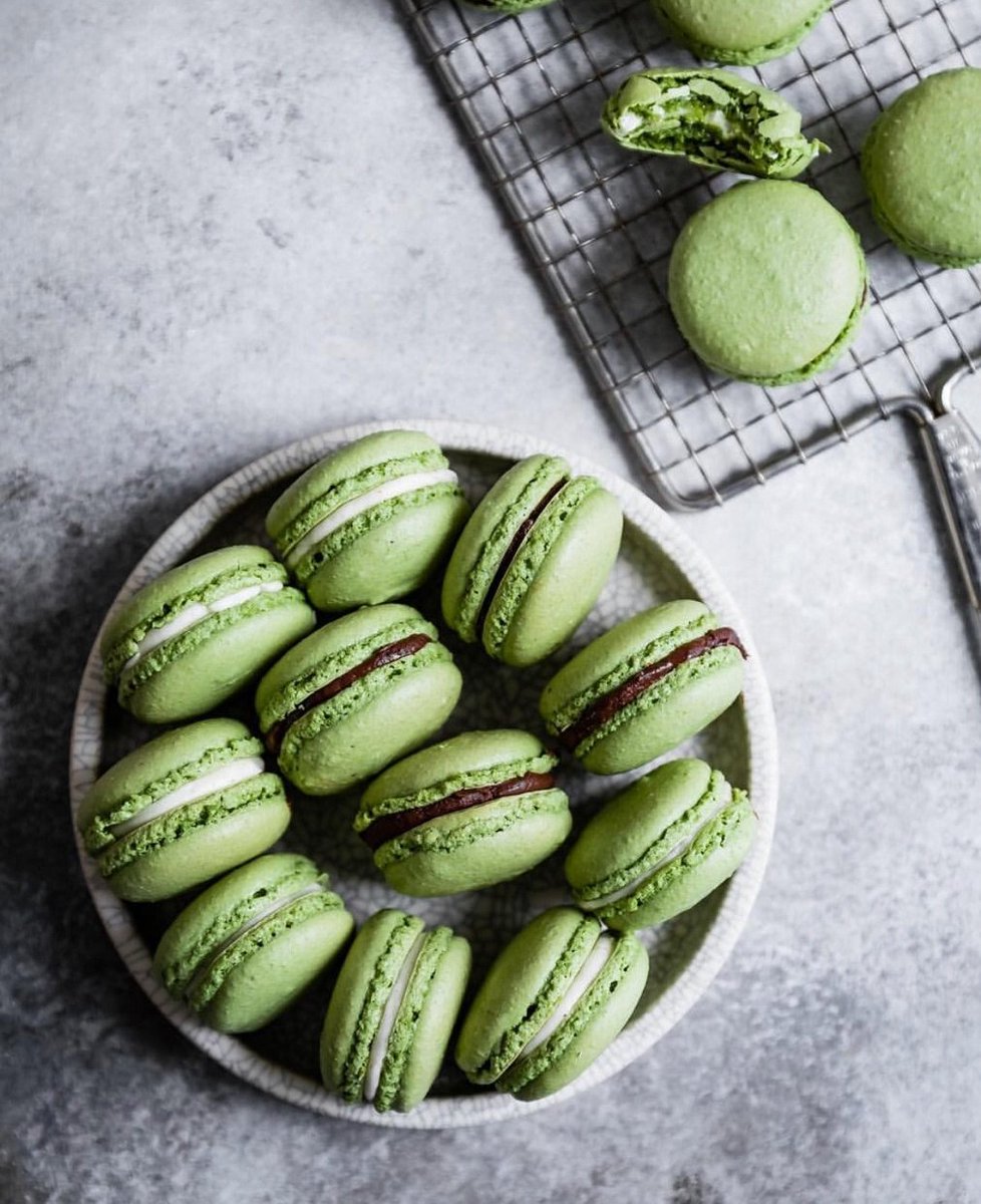 EnchaMatcha's tweet image. Encha matcha macarons are a classic, and we fall in love every time @snixykitchen makes them 😍 Do you prefer macarons (these French treats) or macaroons (the sticky coconut mounds)?