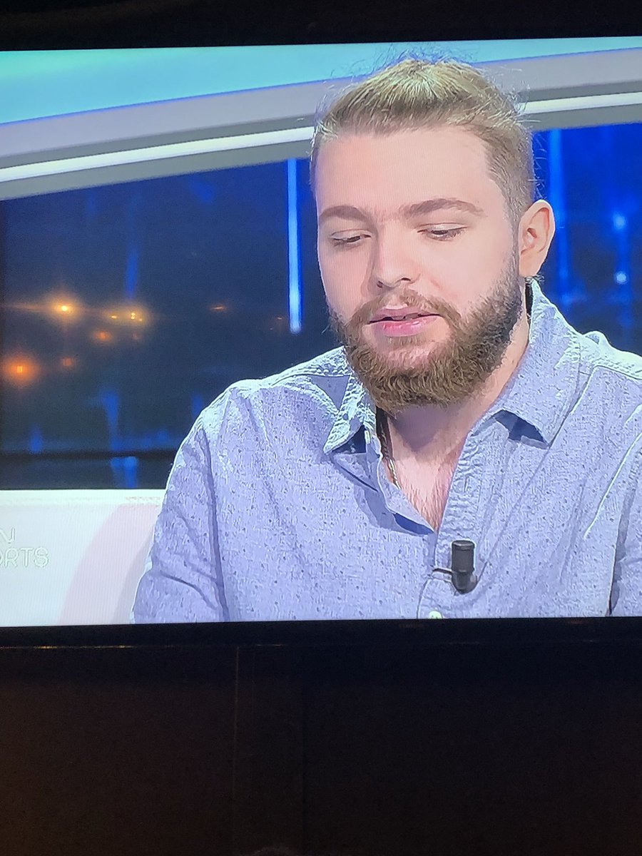 HyppolytheG's tweet photo. @Robi_ow sur beIN esport pour un lundi soir c’est parfait 😍😕 https://t.co/v27yc8GEF9