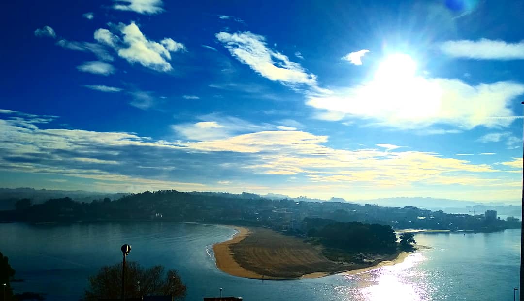 RaquelMJ83's tweet photo. Con vistas a la playa #enGalicianosiemprellueve🌅 #viajesexpress en A Coruña, Spain 
#ACoruña #Galicia #volandovoy #playa https://t.co/dLJ94nu9hO