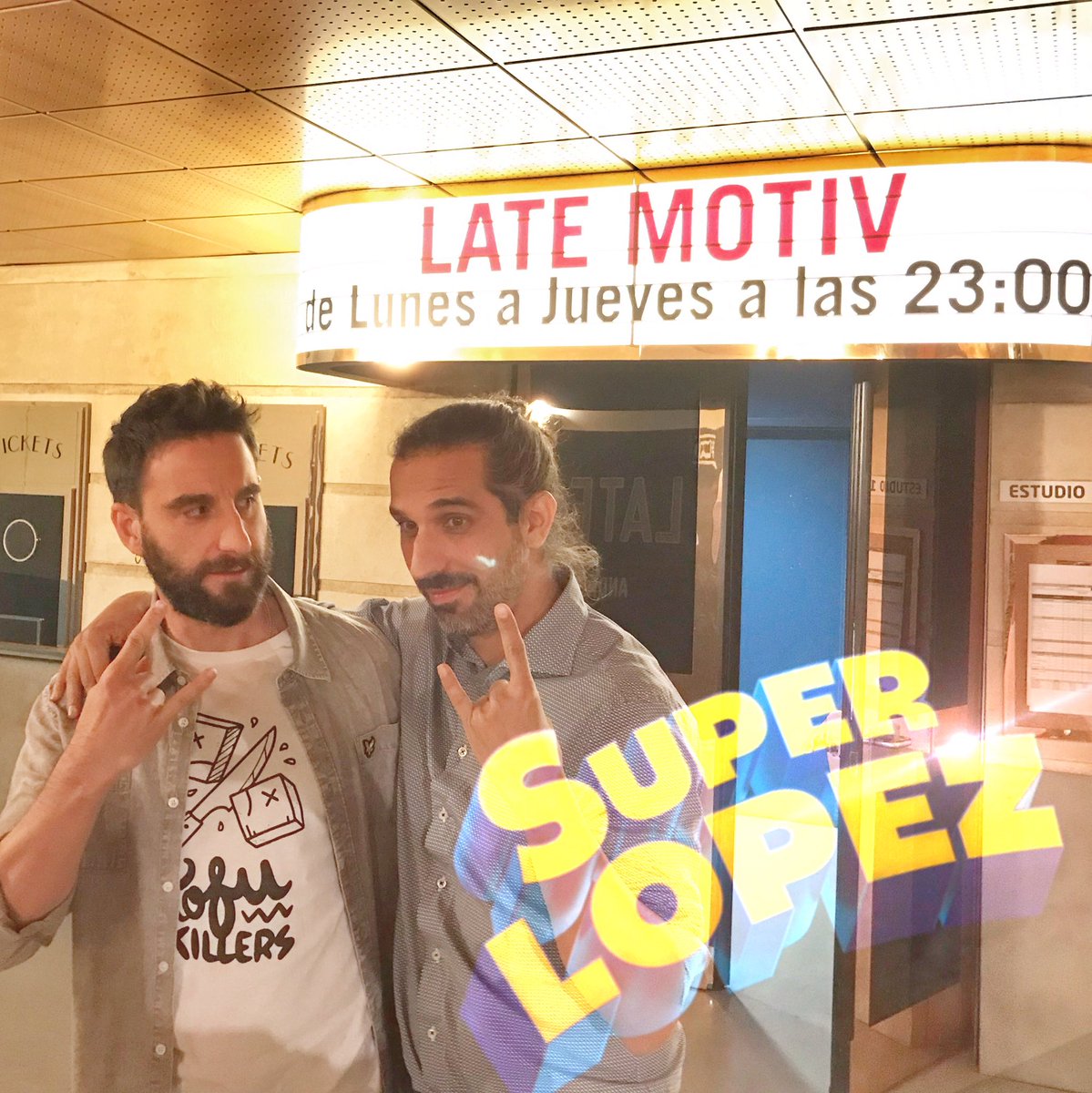 Dani Rovira (@danirovira) on Twitter photo Esta noche estaremos #JavierRuizCaldera y un servidor en <a href="/LateMotivCero/">Late Motiv en Movistar+</a> con <a href="/Buenafuente/">Andreu Buenafuente</a>
Hablaremos de <a href="/superlopezpeli/">Superlópez</a> digo yo...
(Javi lleva criptonita en la cara...pero no sabe que no me afecta😝) Esta noche estaremos #JavierRuizCaldera y un servidor en <a href="/LateMotivCero/">Late Motiv en Movistar+</a> con <a href="/Buenafuente/">Andreu Buenafuente</a>
Hablaremos de <a href="/superlopezpeli/">Superlópez</a> digo yo...
(Javi lleva criptonita en la cara...pero no sabe que no me afecta😝)