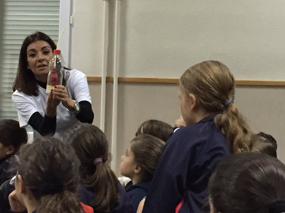 CSC_Granada's tweet photo. Charla "Espacio sin humos" de #organizacioncolegialdeenfermeria . Respira sin humos 💨 para vivir más y mejor. 🤗 #SomosSagradoCorazón #Granada #Educación #cochesinhumo https://t.co/MKfHCRijgy