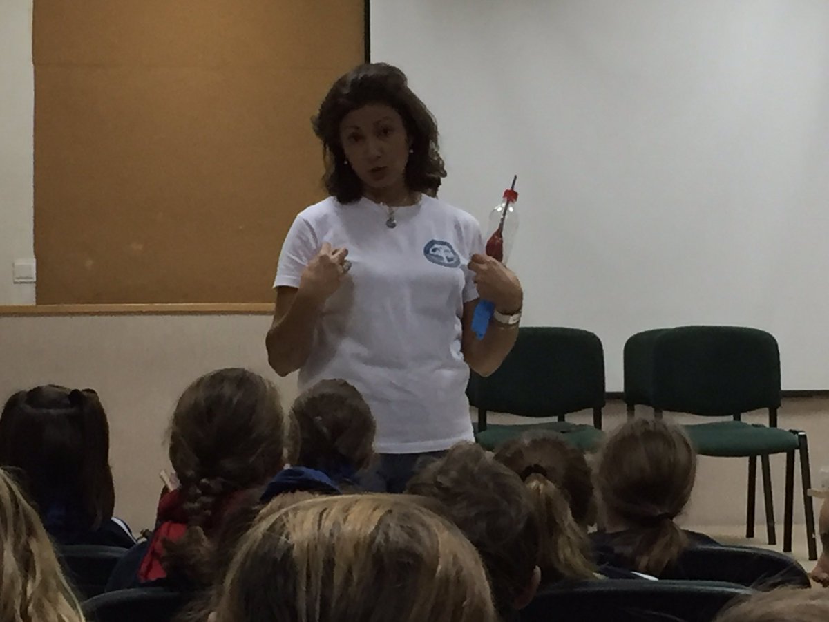 CSC_Granada's tweet photo. Charla "Espacio sin humos" de #organizacioncolegialdeenfermeria . Respira sin humos 💨 para vivir más y mejor. 🤗 #SomosSagradoCorazón #Granada #Educación #cochesinhumo https://t.co/MKfHCRijgy