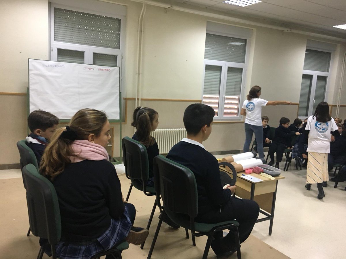 CSC_Granada's tweet photo. Charla "Espacio sin humos" de #organizacioncolegialdeenfermeria . Respira sin humos 💨 para vivir más y mejor. 🤗 #SomosSagradoCorazón #Granada #Educación #cochesinhumo https://t.co/MKfHCRijgy
