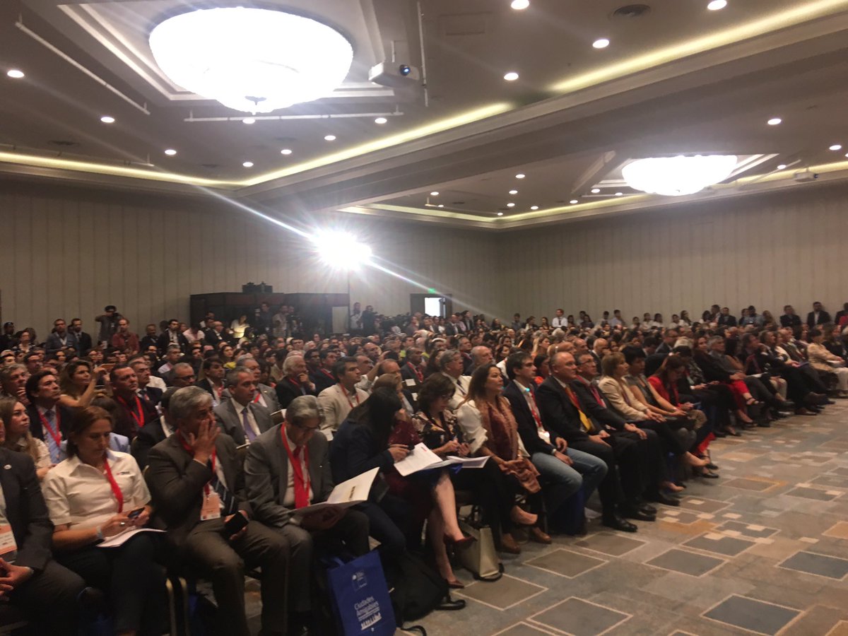 SENAMAGOB's tweet photo. Primera Dama  inaugura Seminario #CiudadesAmigables con las Personas Mayores en Chile en el que participan más de 400 personas https://t.co/ch2qiNxqi8