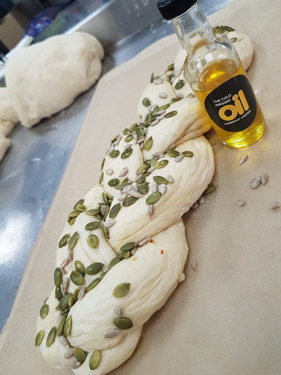 chefShamaRahman's tweet image. With it getting colder what you want is warm freshly baked bread to dunk in your soup! #whatwedo #cookedfromscratch @Thomas_Franks_ @Coldpressedoil @FrankBothwellTF @Gavinychef @RobSwinfen @michael27427072 #bread #coldpressedoilcompany