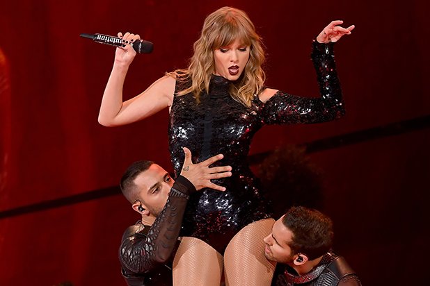 TheWrap's tweet image. Taylor Swift Signs Global Record Deal With Universal Music Group (@UMG) goo.gl/9q7czc