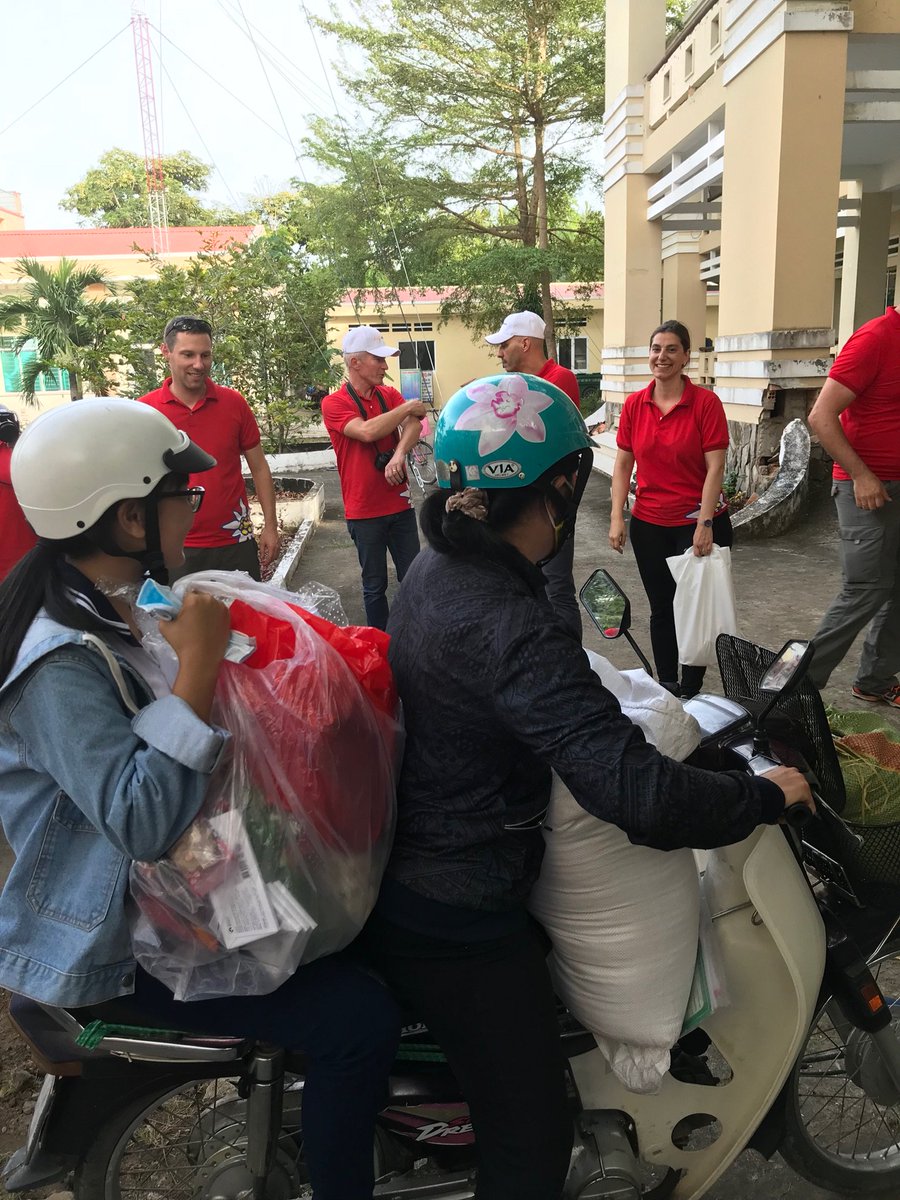 kimphung1985's tweet photo. #Lastweekend, delivering rice to Can Gio for children in scholarship programme #myfirsttimeever https://t.co/AsdFoSAfnJ