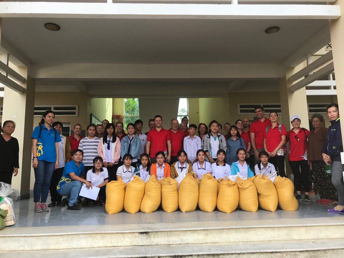 kimphung1985's tweet photo. #Lastweekend, delivering rice to Can Gio for children in scholarship programme #myfirsttimeever https://t.co/AsdFoSAfnJ