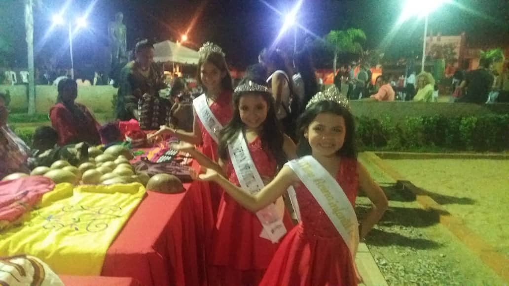 esturisur's tweet photo. @turismodelsur realizó la #feriaartesanal2018 desde la Plaza Rafael Urdaneta, estaremos hasta mañana 17de noviembre apoyando a nuestros artesanos... #VamosPorMás #ZuliaMía https://t.co/I4YHz5FCHy