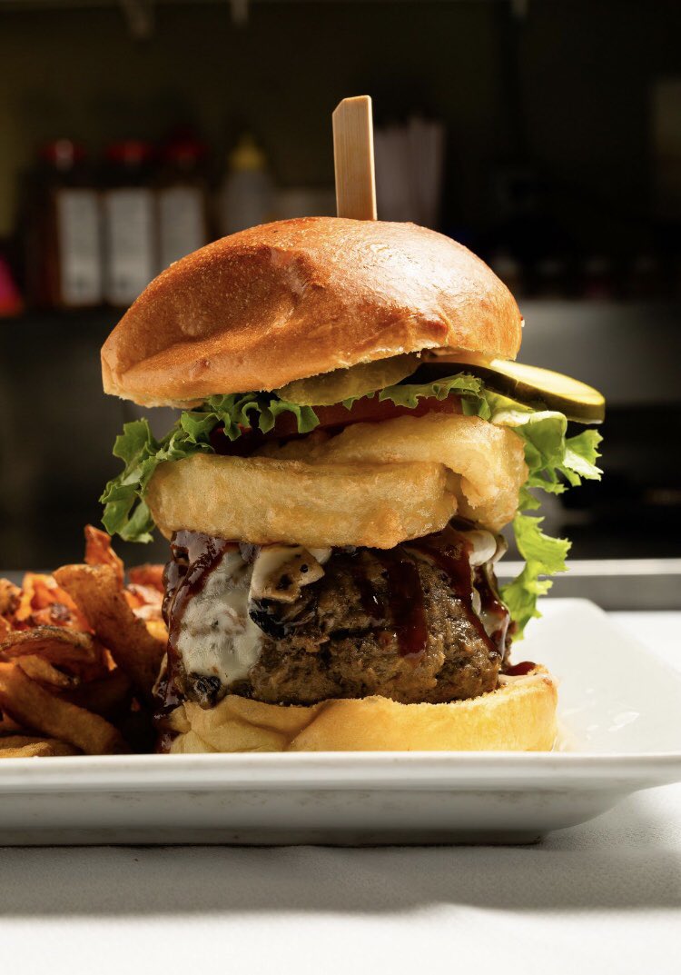 OMRPuslinchLake's tweet photo. $10 BURGER night TONIGHT 4-9pm. Includes ANY of our burgers plus your choice of fries, salad, or daily soup. Or you can upgrade to poutine, onion rings or sweet potato fries.
#BurgerNight #OldMarinaRestaurant #Cbridge #Puslinch #FamousPuslinchBurger #CheeseRing https://t.co/VGmP7uzdii