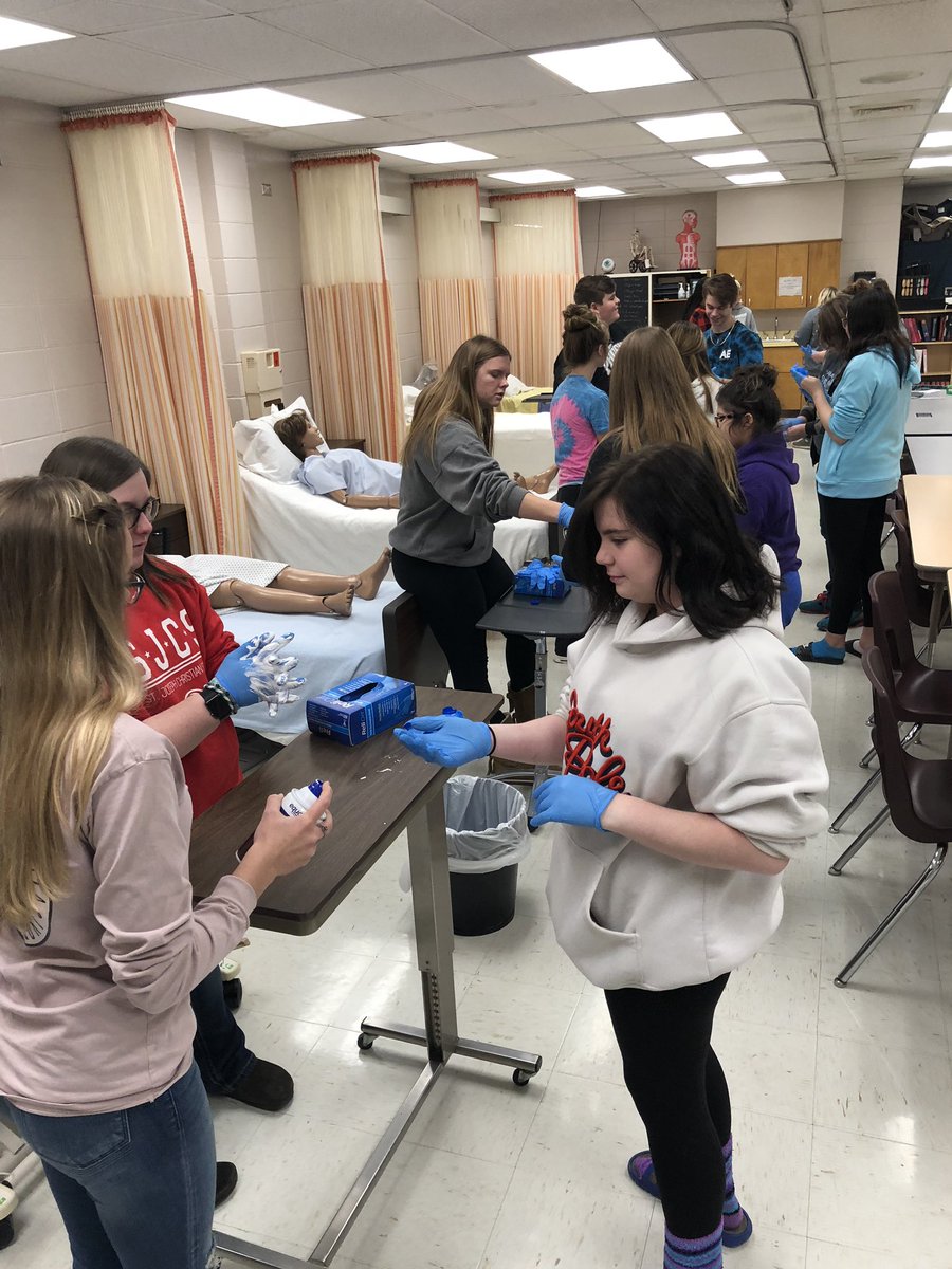 smdudeck's tweet photo. Thank you @HillyardTech for hosting our 8th graders @TrumanSJSD today and giving them a glimpse of the amazing programs and opportunities offered there! #SJSDProud https://t.co/SSM9YBWdqP