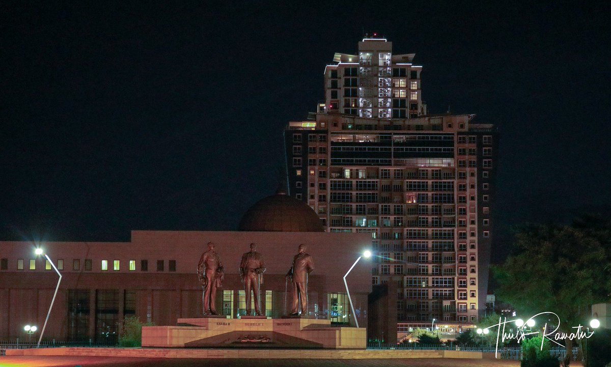 thusoramatu's tweet photo. #gaborone #botswana #architecturalphotography #architecture #threechiefs #threedikgosimonument #cbdGaborone #nightphotography #ilovebotswana #botswanatourism @OfficialBrandBW https://t.co/NGc4WamQ6W