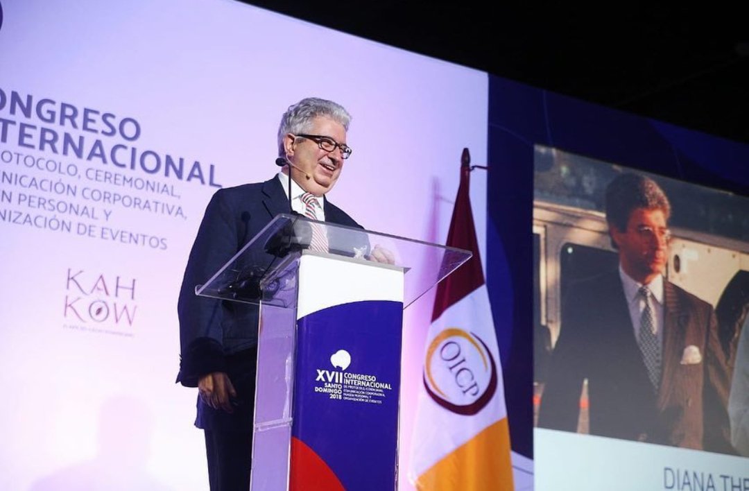 congprotocolo's tweet photo. Patrick Jephson, director de protocolo de Lady Di, comparte con nosotros su experiencia en el primer día de #CIPROSANTODOMINGO18. #PROTOCOLO #IMAGEN #COMUNICACION #PatrickJephson https://t.co/h0LeVPlzqz