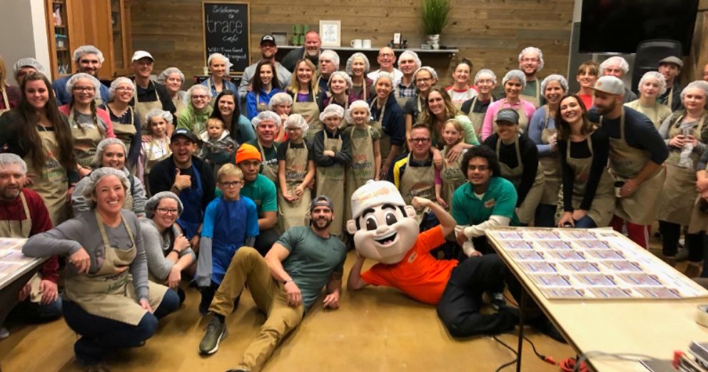 CollegeHunks's tweet photo. Our Hunks are proud to serve alongside other volunteers from Trace Church to provide over 42,000 meals packed and ready to help those affected by the hurricane in the Carolinas and the fires in California.
#MoveTheWorld #MoveTheWorldMonday #MondayMotivation #Hunks https://t.co/FQwh58gjxX