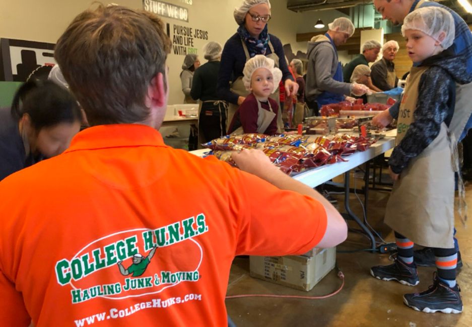 CollegeHunks's tweet photo. Our Hunks are proud to serve alongside other volunteers from Trace Church to provide over 42,000 meals packed and ready to help those affected by the hurricane in the Carolinas and the fires in California.
#MoveTheWorld #MoveTheWorldMonday #MondayMotivation #Hunks https://t.co/FQwh58gjxX