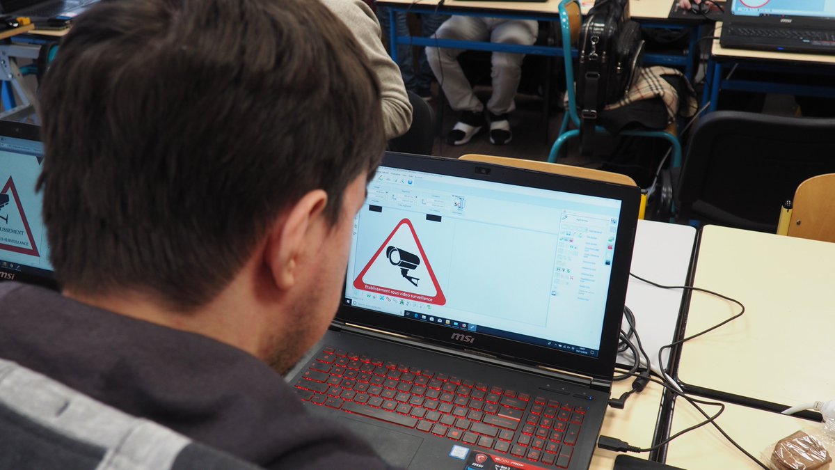 codev_asso's tweet image. Nos apprentis ont du talent 😎
Nos jeunes créent leur premier et propre pictogramme autocollant en dessin vectoriel.
#fablabs #camera