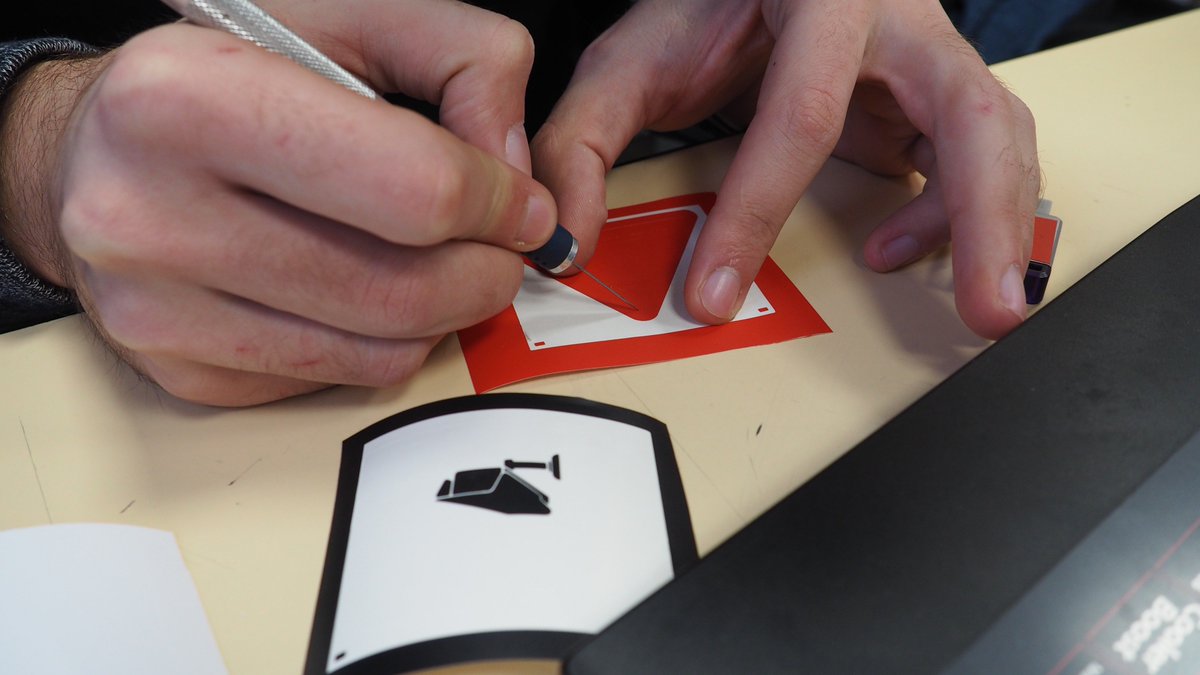 codev_asso's tweet image. Nos apprentis ont du talent 😎
Nos jeunes créent leur premier et propre pictogramme autocollant en dessin vectoriel.
#fablabs #camera