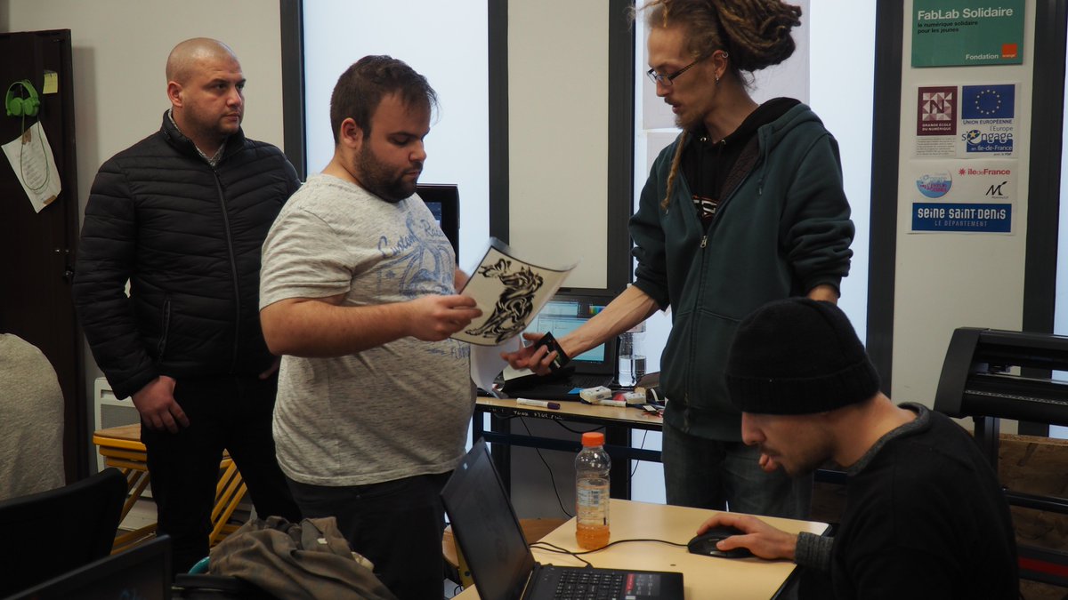 codev_asso's tweet image. Nos apprentis ont du talent 😎
Nos jeunes créent leur premier et propre pictogramme autocollant en dessin vectoriel.
#fablabs #camera