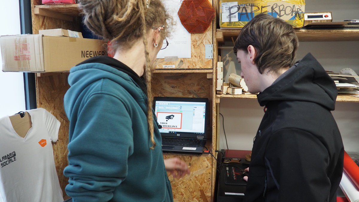 codev_asso's tweet image. Nos apprentis ont du talent 😎
Nos jeunes créent leur premier et propre pictogramme autocollant en dessin vectoriel.
#fablabs #camera