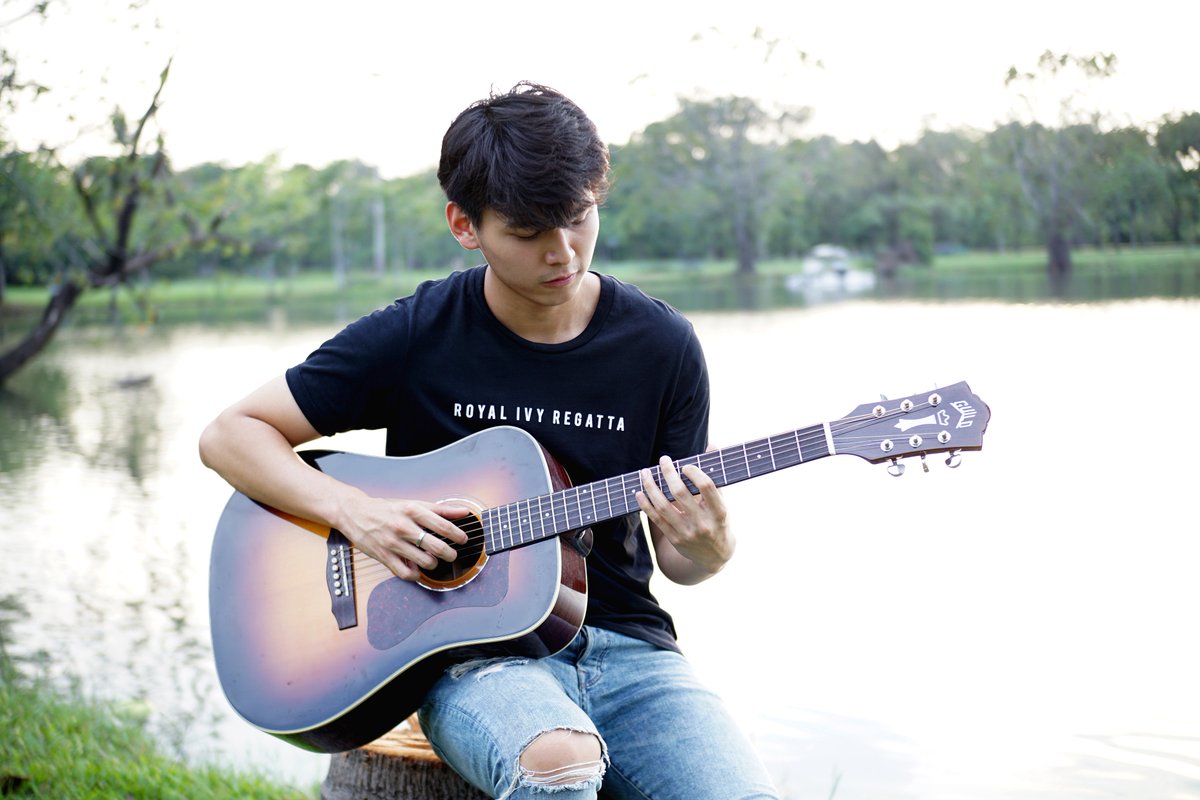 Someone told me the smile on my face gets bigger when i play the guitar. 
<a href="/jaestsx/">pphachhh</a> #phacharajaaa