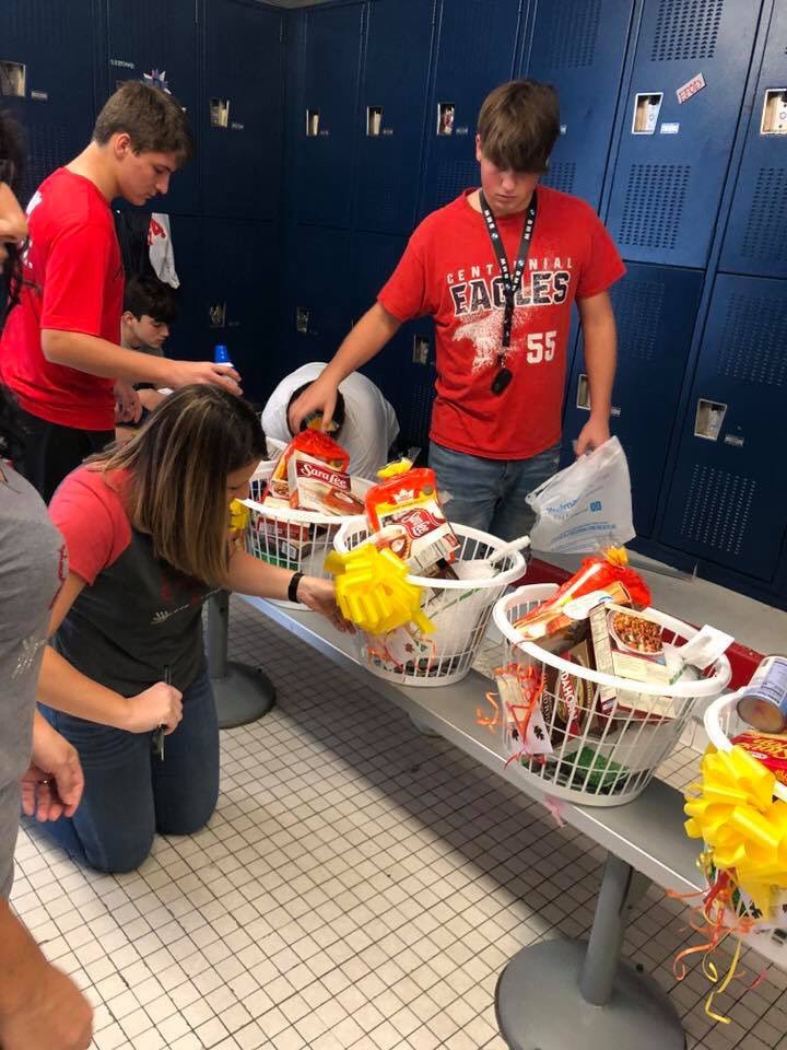 Cen10_Football's tweet photo. Our Centennial football program providing Thanksgiving meals for local families. Now these awesome families will be able to have a yummy Turkey dinner. #EaglesThanksgivingProject🦃 

#HailCentennial🦅 https://t.co/mPS76XJyF0