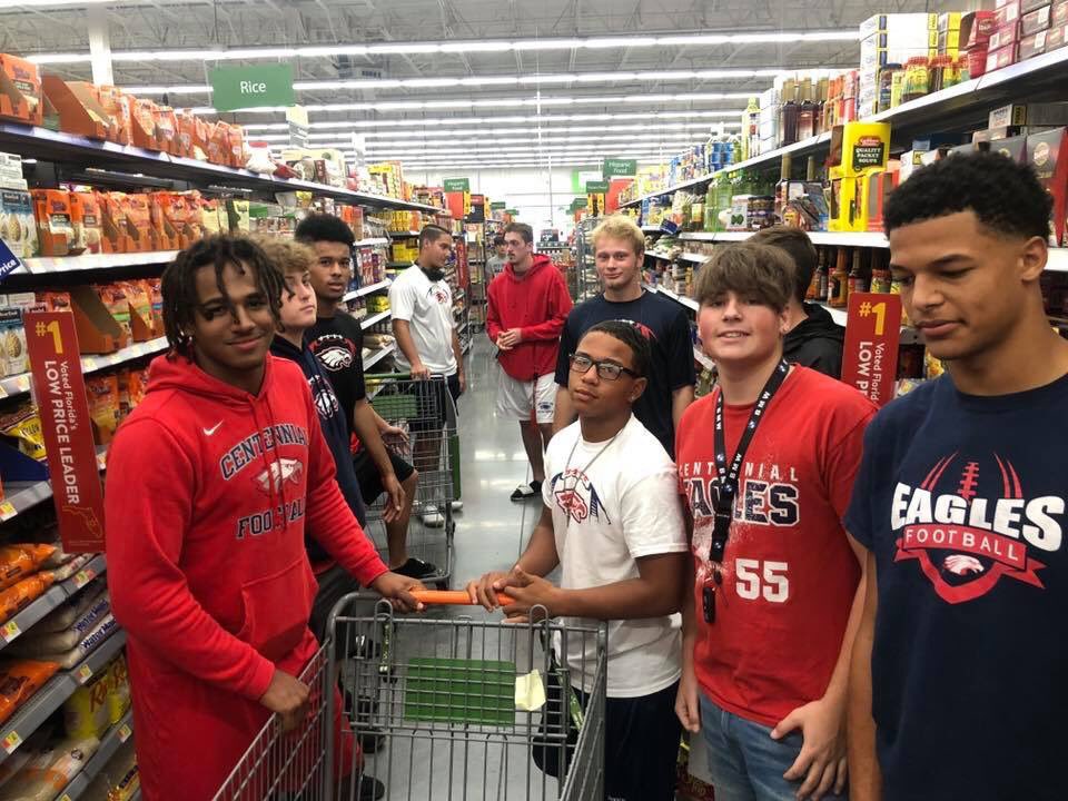 Cen10_Football's tweet photo. Our Centennial football program providing Thanksgiving meals for local families. Now these awesome families will be able to have a yummy Turkey dinner. #EaglesThanksgivingProject🦃 

#HailCentennial🦅 https://t.co/mPS76XJyF0