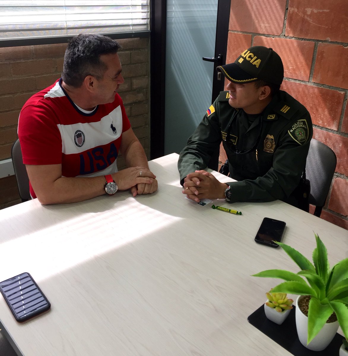 CRDFORM_SENACNM's tweet photo. #AEstaHora recibiendo al nuevo Comandante de nuestra @PoliciaColombia en @ElBagreAnt Capitán Castellanos para hacer sinergia con nuestro @SENAComunica. Gracias Señor Presidente @IvanDuque #ConstruimosPais https://t.co/J2ntlTFih6