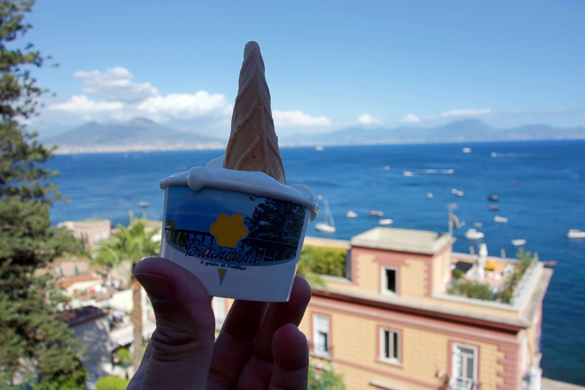 ⚡️EXÉRIENCE UNIQUE : À #Naples, la Gelateria Bilancione offre des glaces savoureuses avec vue incroyable sur le Vésuve... À savourer sans fin ! (c) Jean Tiffon #ungrandweekend #italie #vésuve