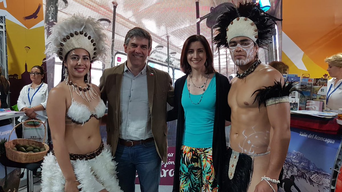 SeremiEconomiaV's tweet photo. Seremi @JavierPuiggros acompañó a municipios y empresarios turísticos que representaron a Región de #Valparaíso durante 3 días en Feria #VYVA2018, relevando principales atractivos y destinos a través de información, desfiles de moda, degustaciones y concursos #ChileLoHacemosTodos https://t.co/qgwSZlag7a