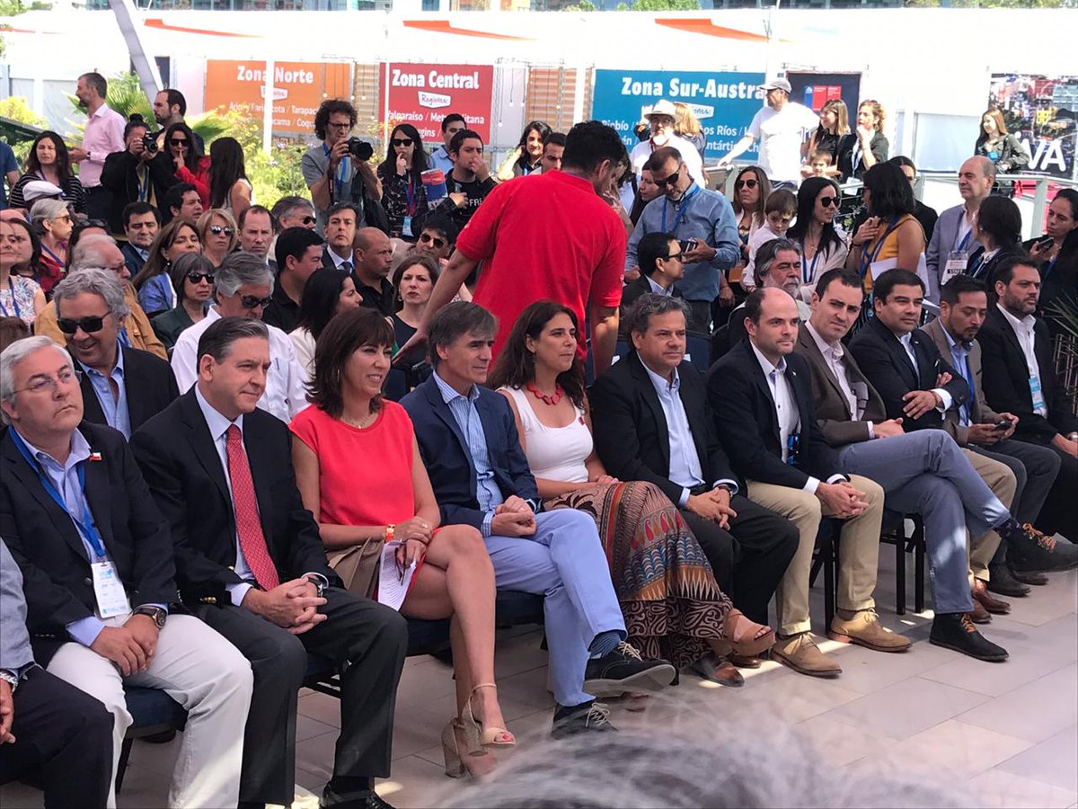 SeremiEconomiaV's tweet photo. Seremi @JavierPuiggros acompañó a municipios y empresarios turísticos que representaron a Región de #Valparaíso durante 3 días en Feria #VYVA2018, relevando principales atractivos y destinos a través de información, desfiles de moda, degustaciones y concursos #ChileLoHacemosTodos https://t.co/qgwSZlag7a
