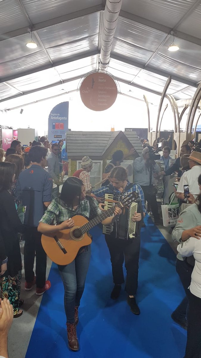 SeremiEconomiaV's tweet photo. Seremi @JavierPuiggros acompañó a municipios y empresarios turísticos que representaron a Región de #Valparaíso durante 3 días en Feria #VYVA2018, relevando principales atractivos y destinos a través de información, desfiles de moda, degustaciones y concursos #ChileLoHacemosTodos https://t.co/qgwSZlag7a