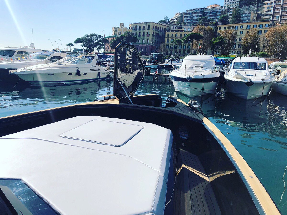 EvoYachts's tweet photo. What a perfect way to start a new week!!! #evoyachts #onboard #luxury #monday #evowa https://t.co/pjEFmRoBdL