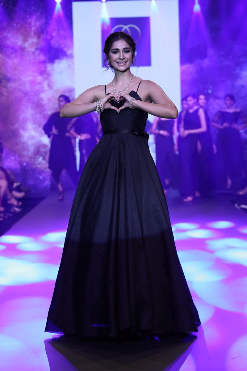 ladykrita's tweet photo. She walked the ramp gracefully for @PNGJewellers at Pune Times Fashion Week... @sahai_alankrita you are gorgeous as always and we love you.. #Kritains #Gorgeous #Showstopper #Loveher https://t.co/xKUUrda1Kw