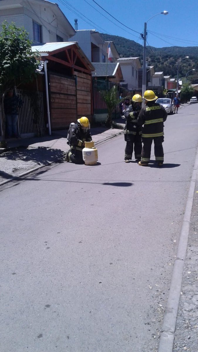MachaliSeguro's tweet photo. Hace minutos, nuestra unidad móvil reportó un cilindro de gas con escape por válvula en la Villa El Llano, pasaje Los Cedros. Se solicitó la asistencia de bomberos quienes llegaron al lugar. La situación fue controlada y no se reportaron lesionados. #MachalíSeguro https://t.co/1dKVVbNaY7