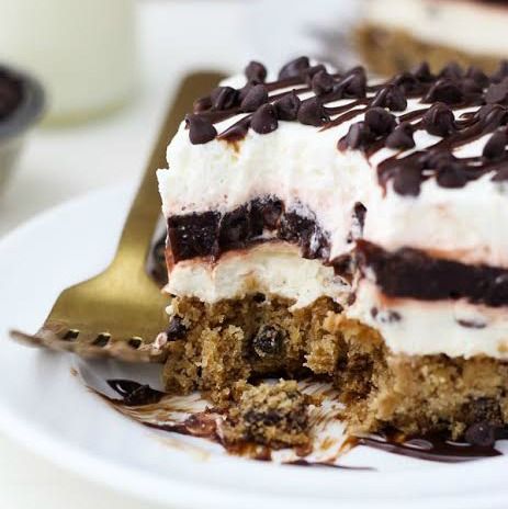 beyondfrosting's tweet image. Thanksgiving isn't complete without Chocolate Chip Cookie Lush Dessert! Layers of cookie, cheesecake, pudding and whipped cream! GIMME! @Krusteaz #ad #krusteaz bit.ly/2PB5nIC