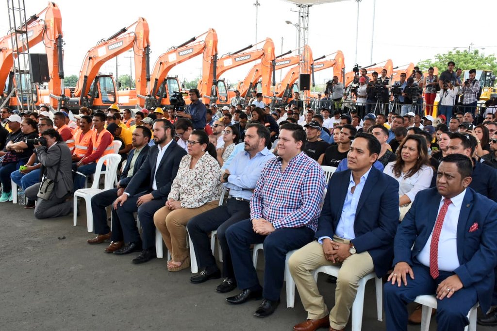 MonicaBecerraC's tweet photo. Participamos junto al Presidente de la República @Lenin en la primera entrega de equipo caminero, importante inversión del Gobierno Nacional, cuyo objetivo es fortalecer el mantenimiento de la red vial estatal #MantenimientoVial @ObrasPublicasEc @AurelioHidalgoZ https://t.co/r0U89WCFyo