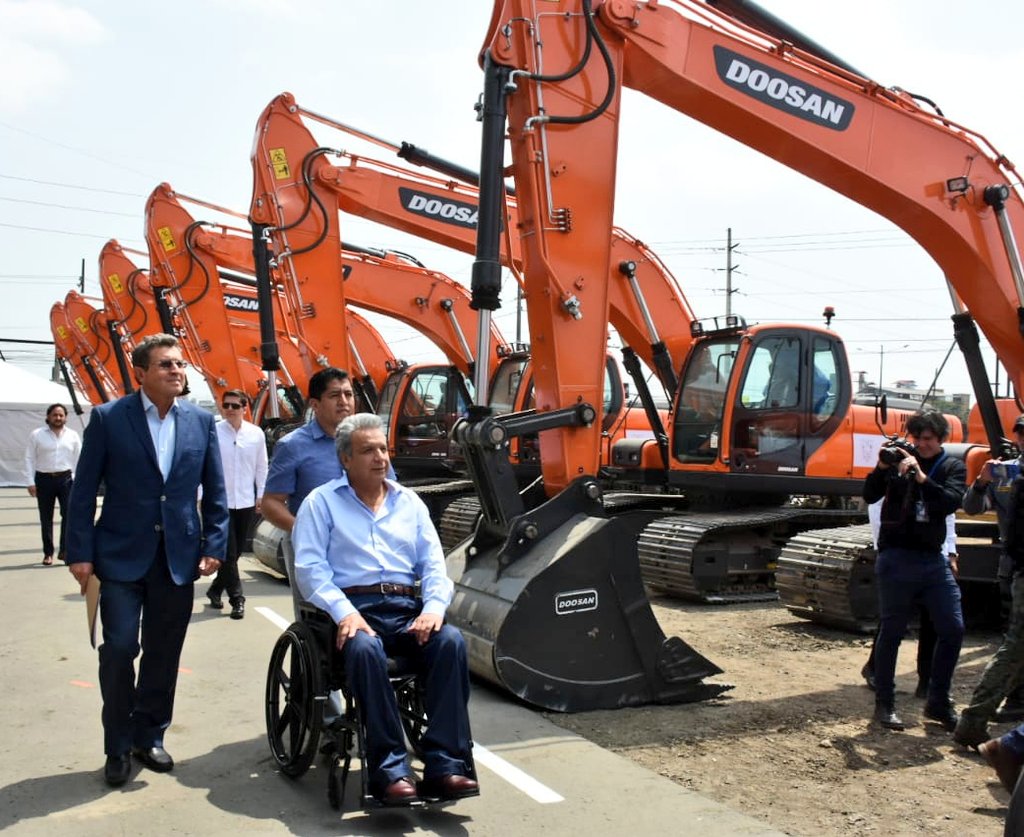 MonicaBecerraC's tweet photo. Participamos junto al Presidente de la República @Lenin en la primera entrega de equipo caminero, importante inversión del Gobierno Nacional, cuyo objetivo es fortalecer el mantenimiento de la red vial estatal #MantenimientoVial @ObrasPublicasEc @AurelioHidalgoZ https://t.co/r0U89WCFyo