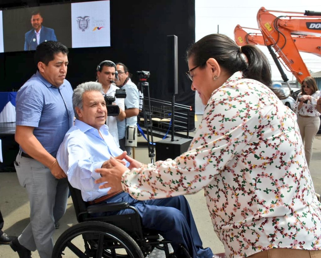 MonicaBecerraC's tweet photo. Participamos junto al Presidente de la República @Lenin en la primera entrega de equipo caminero, importante inversión del Gobierno Nacional, cuyo objetivo es fortalecer el mantenimiento de la red vial estatal #MantenimientoVial @ObrasPublicasEc @AurelioHidalgoZ https://t.co/r0U89WCFyo