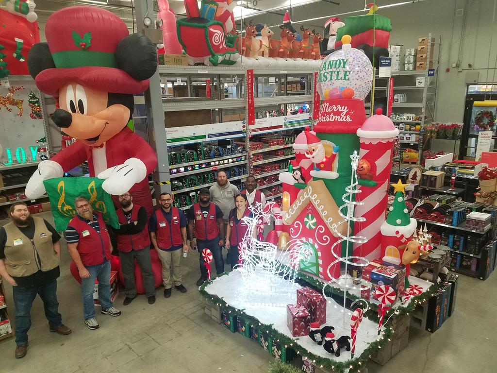brandtcolvin's tweet photo. Team Tukwila, proud and ready for Black Friday. #nothingintopstock https://t.co/UUjRn01lCK
