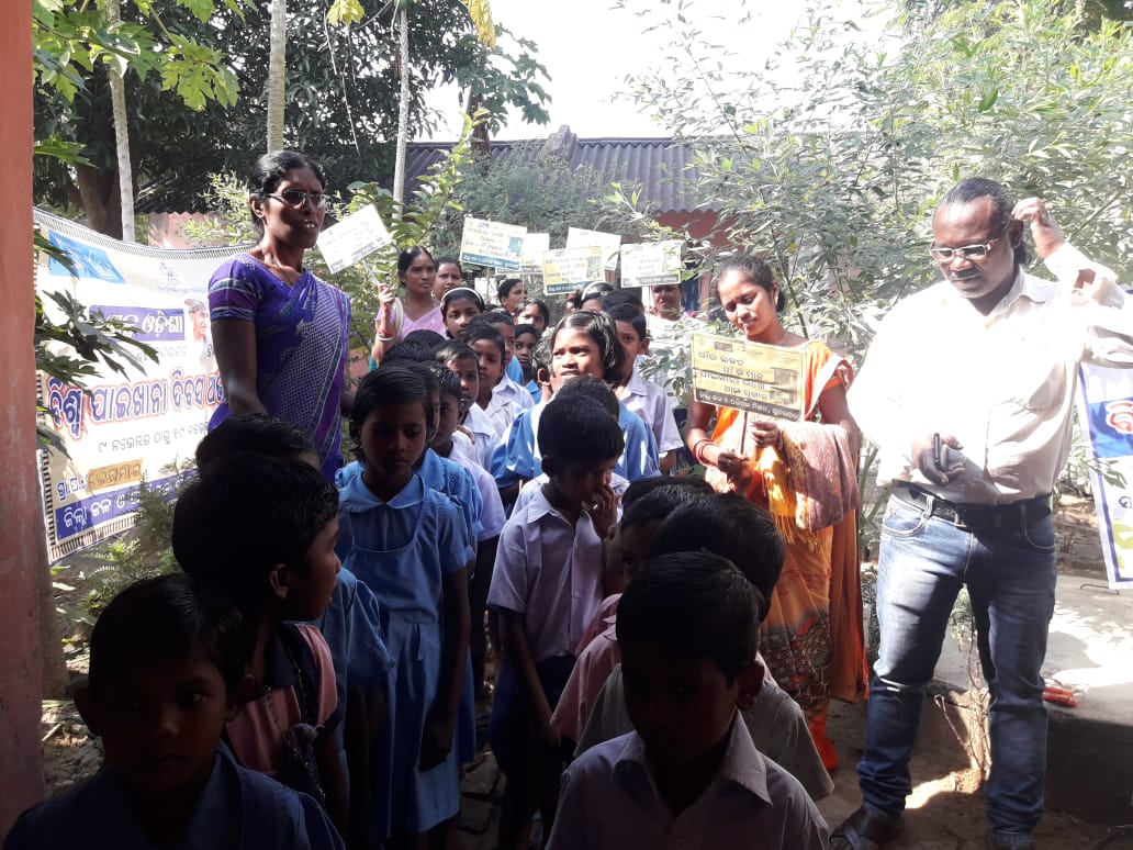 Rally by school children in Kesramal GP of Rajgangpur block for raising awareness on World toilet day. #WorldToiletDay
